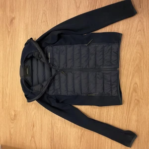 Cardigan peak performance - Mörkblå peak performance cardigan i storlek S. Nypris 2500kr