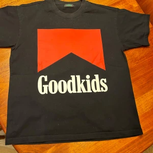 T-shirt  - Snygg svart t-shirt säljs för att den passar inte mig 