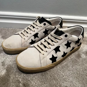 Vita skor från Saint laurent - Skick: 9,5/10, nästan helt nya - Storlek: 42 - endast skorna fås med - nypris: 7600kr+