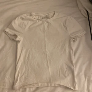 Vit t-shirt från Gildan - Säljer en klassisk vit t-shirt, den är liten i storleken och känns som en s-xs, den är ej använd mycket