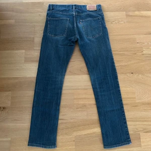 Levis jeans  - Ett par jeans i topp skick med snygg tvätt. Storleken är 29/29. Nypriset på dessa jeans ligger på runt 1000kr. Längden på byxorna är 95cm och midjan 38cm jämför gärna med ett par egna. Hör av er vid frågor! (Postar inom 24h)