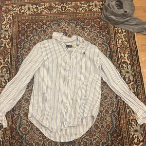 Ralph Lauren Skjorta - Randig skjorta köpt från Ralph Lauren köpt för 2 395 kr i Spanien året 2023. Den kanske har används 10-15 gånger under en sommar💕 (Går att pruta)