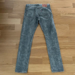 Levis jeans  - Ett par jeans i absolut topp skick och som dessutom har en extremt snygg tvätt. Nypriset på dessa jeans ligger på runt 1000kr. Längden på byxorna är 97cm och midjan 39cm jämför gärna med ett par egna och sen är det fritt fram att använda ”köp nu”.