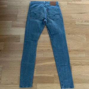 Levis jeans - Ett par jeans i absolut topp skick och som dessutom har en extremt snygg tvätt. Nypriset på dessa jeans ligger på runt 1000kr. Längden på byxorna är 106cm och midjan 38cm jämför gärna med ett par egna och sen är det fritt fram att använda ”köp nu”.