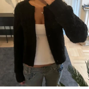 Svart stickad kofta - Super mysig och snygg svart stickad kofta utan knappar❣️