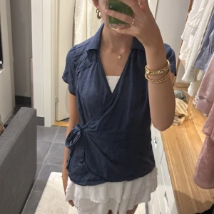 Mörkblå omlottblus från Flash Basic - Vintage blus från Flash Basic i storlek S! I linnematerial (köparen betalar frakten!)🩷