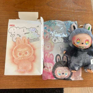 Labubu secret  - Riktig labubusecret där box och påse kommer med labubun har uv stämpel