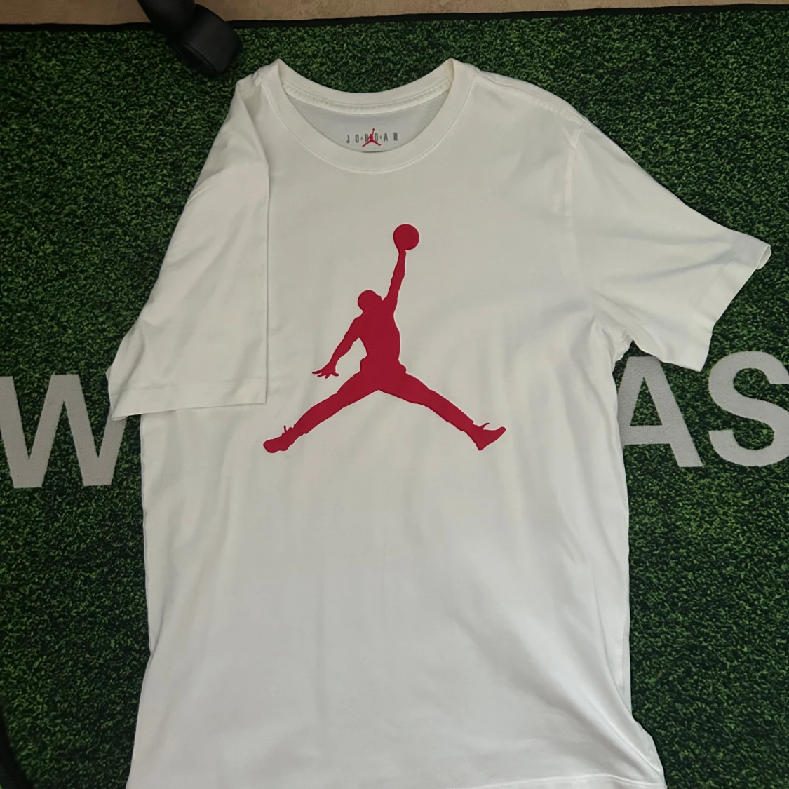 Vit Jordan t-shirt med röd logga