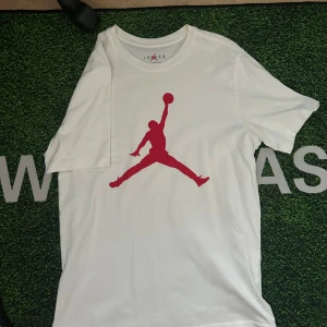 Vit Jordan t-shirt med röd logga - Oanvänd, helt nytt skick