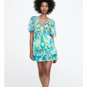 Blågrön mönstrad kortklänning Zara - Superfin klänning från Zara i blått och grönt. Helt oanvänd med lapparna kvar. Storlek Large men skulle säga att den är liten i storleken. Litet hål på framsidan, syns dock inte när man har på sig den vanligt! 💕 