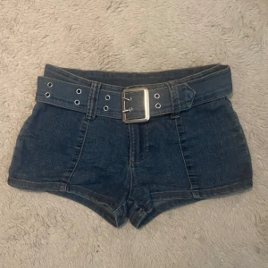 2000s lowrise shorts med bälte - Snygga mörkblå jeansshorts från H&M Divided med bredt bälte och silverfärgat spänne.  Fråga gärna efter bild ifall ni är vill 🤍 