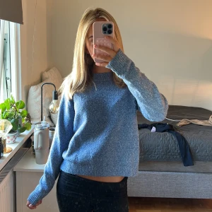 Stickad tröja  - En fin stickad tröja från vero Moda som är testad men färgen passade tyvärr inte på mig så den kom aldrig till användning i storlek S 