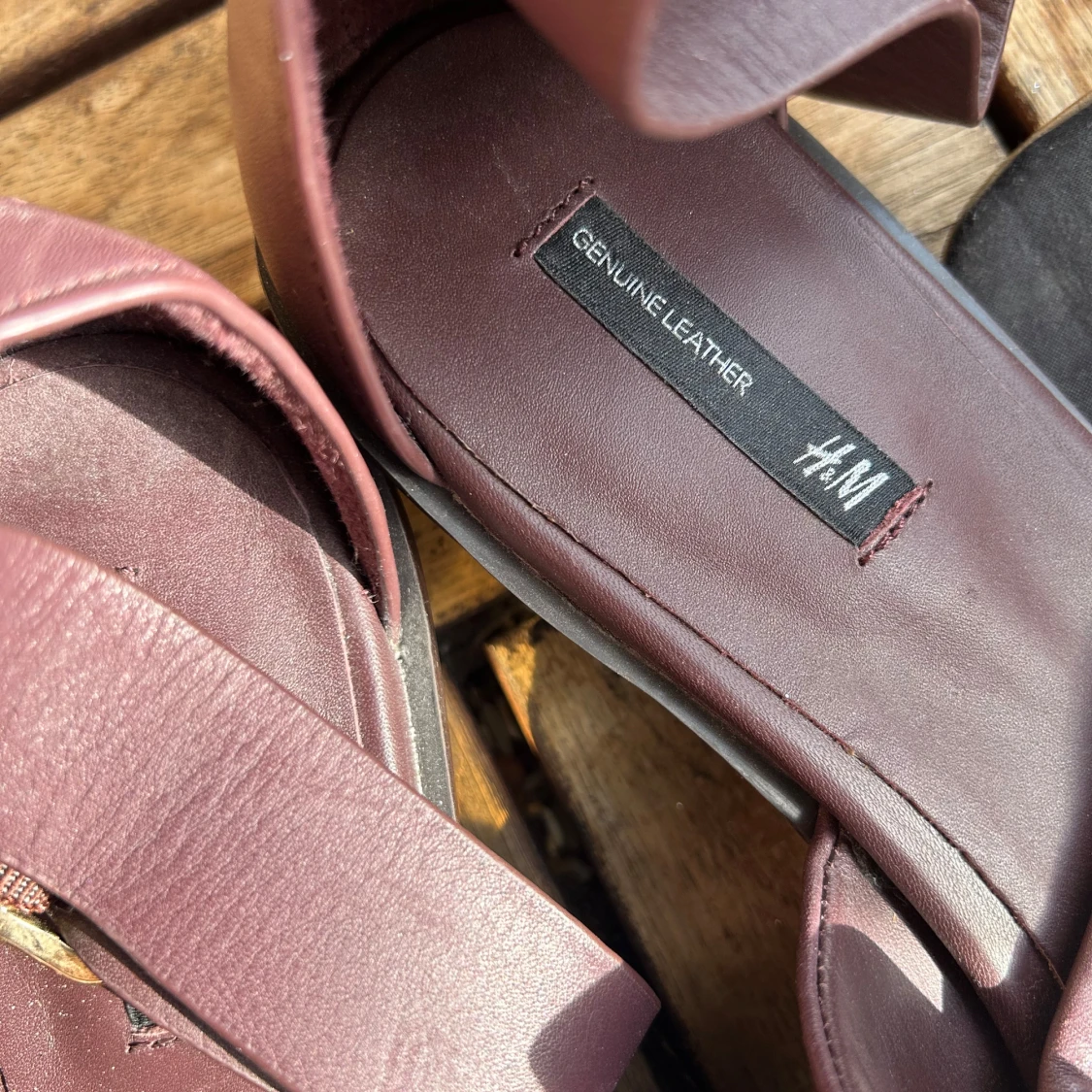 Vinröda skinnsandaler från H&M - 3