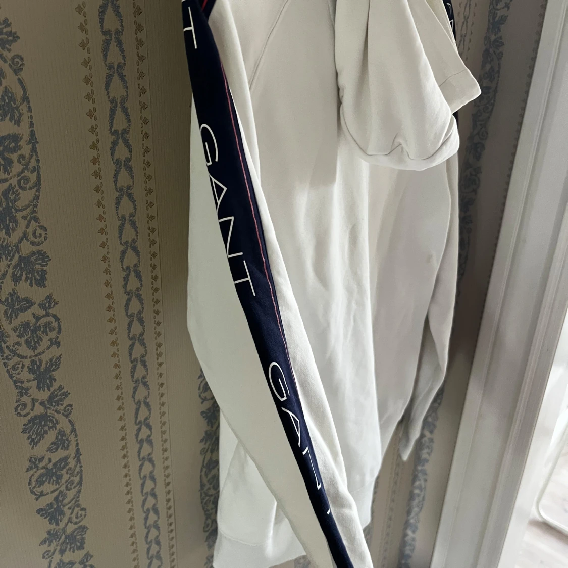 Vit hoodie från GANT med logga på ärmar - 4