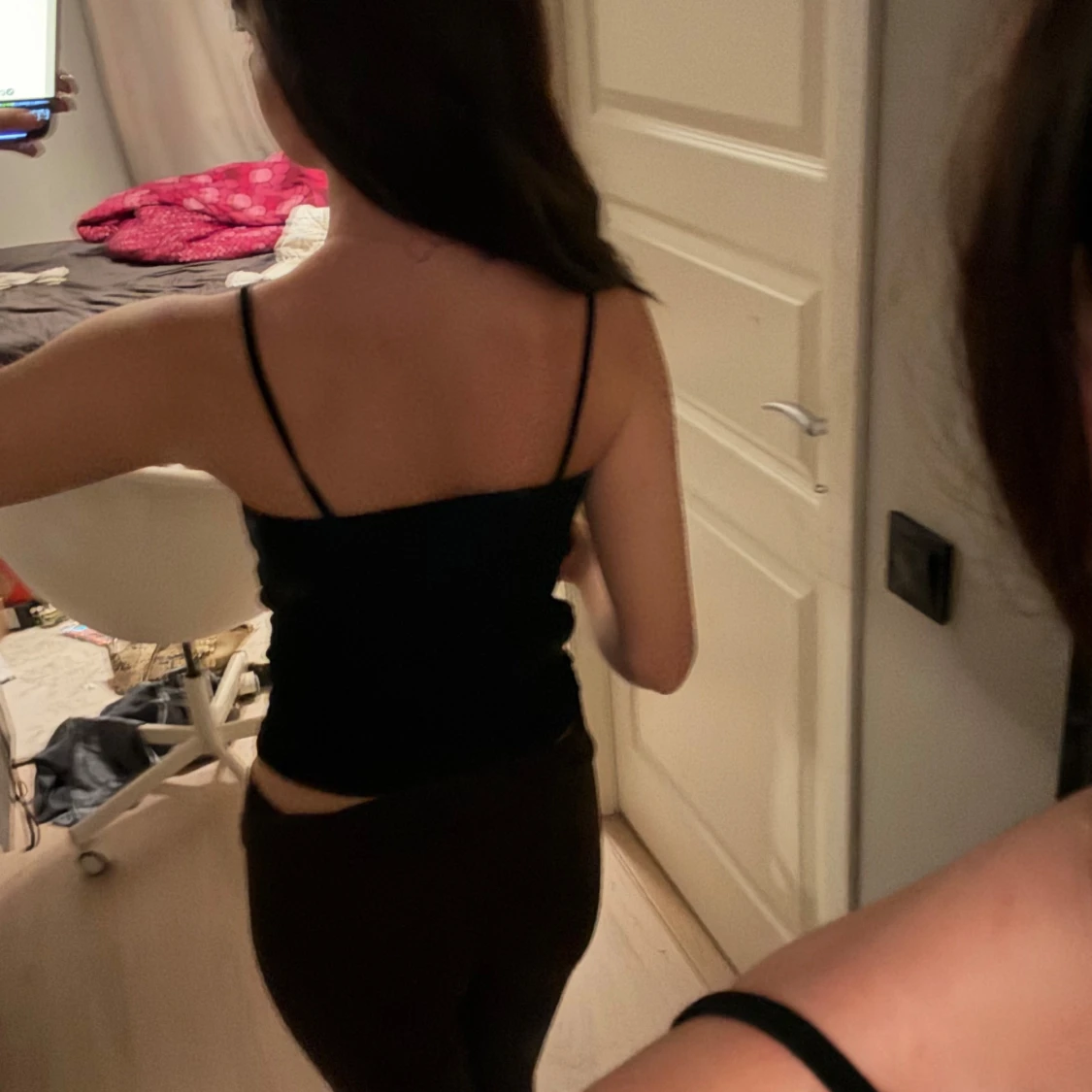 Svart croppad linnetopp med smala band - 1