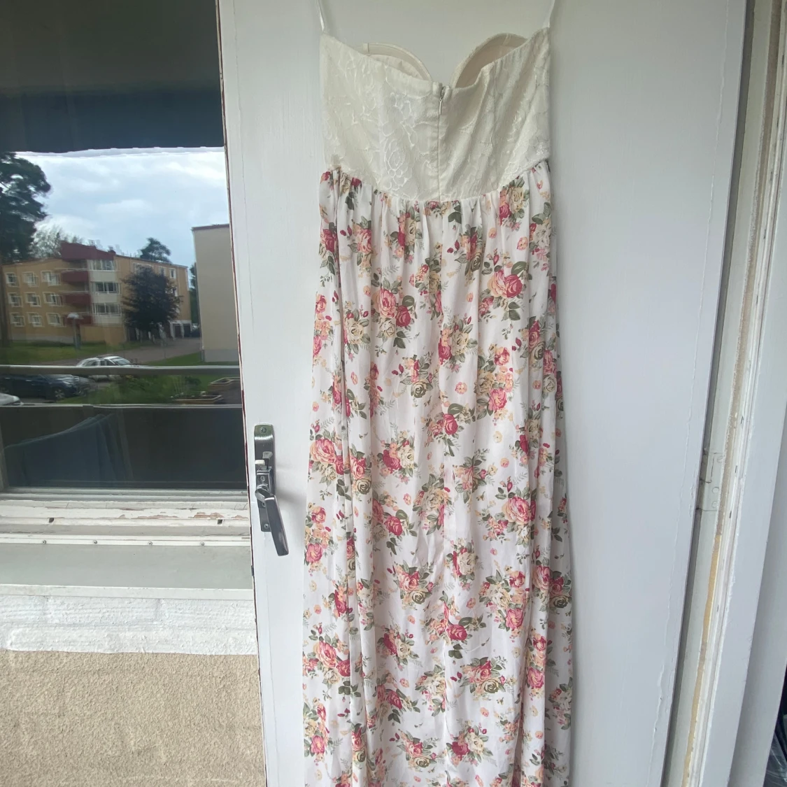 Vit långklänning med spets och blommor - 4