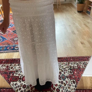 Vit långkjol från Gina Tricot - Vit långkjol från Gina Tricot. 