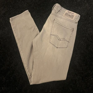 Replay anbas  - Replay anbass jeans gråa. Riktigt bra skick inte mycket använda. Storlek 32x32. Kom dm vid frågor eller mer bilder! 