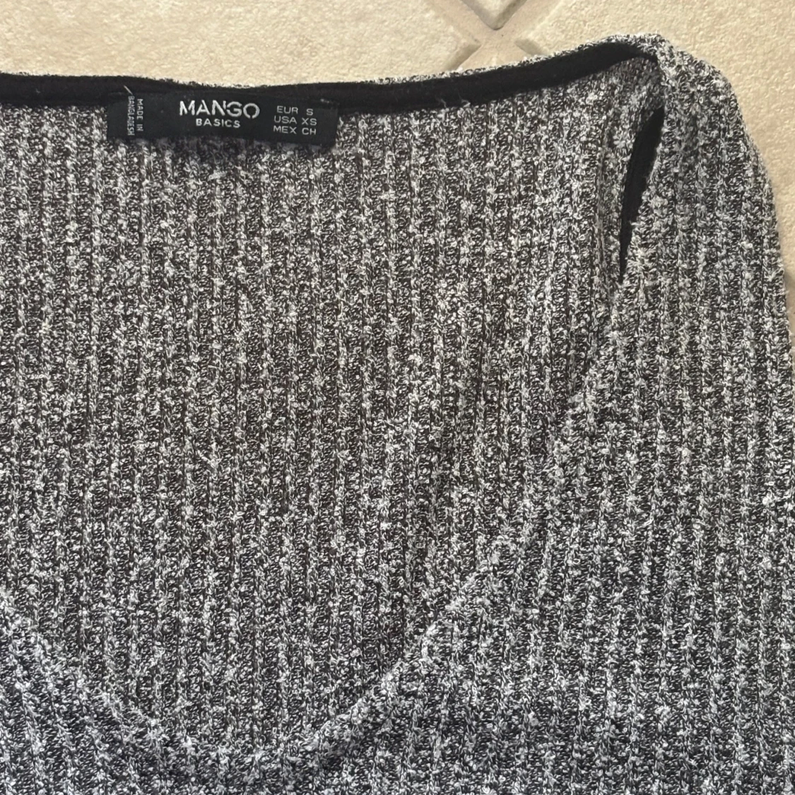 Ribbad grå linnetopp från Mango - 1