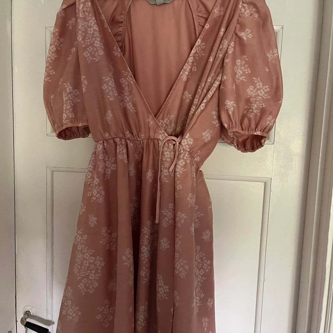 Rosa blommig omlottklänning H&M - 1