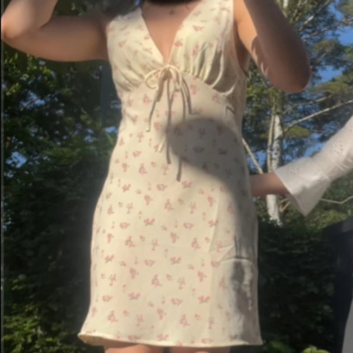 Blommig ljus kortklänning med snörning