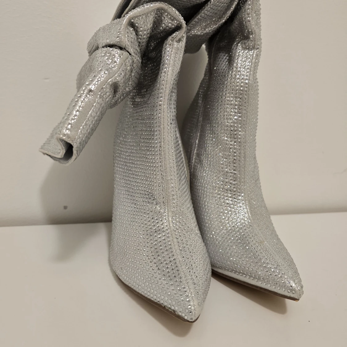 Glittriga silverstövletter med klack - 1