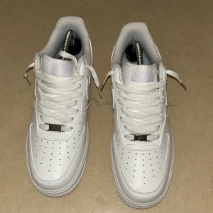 Nike Air Force 1 helvita sneakers 42 - Helt oanvändt nike airforce 1 då den är för stor så därför jag säljer. Fraktar samma dag och skickar alltid bevis. vill bara få iväg dem så snabbt som möjligt.