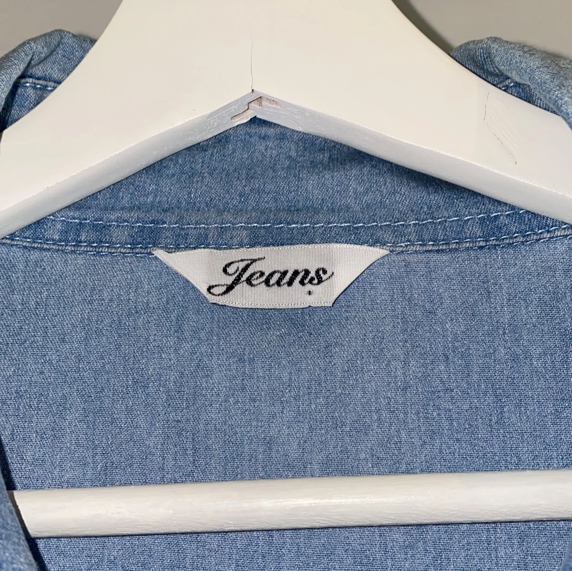 Ljusblå jeansskjorta med broderi  - 3