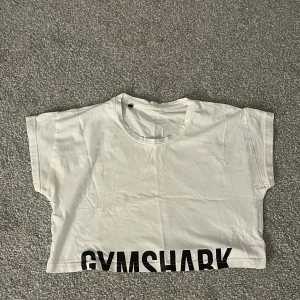 Gymshark T-shirt - Tränings/gym T-shirt från gymshark. Lite kortare och luftigare.