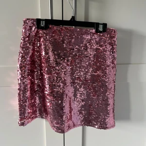 Paljett kjol - Snygg fest kjol med rosa paljetter från hm i strl 26.