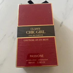 Classy Chic Girl Passione EdP 90ml  - Lyxig parfym Classy Chic Girl Passione Eau de Parfum i elegant vinröd och svart kartong med gulddetaljer. Flaskan rymmer 90 ml och är en naturlig spray. Perfekt för dig som gillar exklusiva och trendiga dofter.