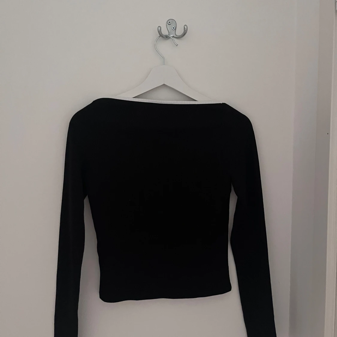 Svart långärmad topp med vit kant H&M - 2