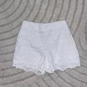 Vita shorts  - Vita brodera shorts i storlek 34💕