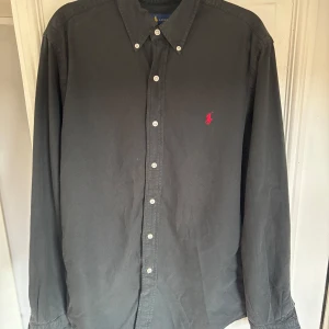 Polo Ralph Lauren skjorta - Riktigt fräsch Polo skjorta - Riktigt Bra Skick 10/10  🤩🎥🕺- Nypris 1599kr, Mitt pris 539kr - Strolek M.(Något urtvättad, men inget märkbart). Billigare vid snabb & smidig affär, för fler bilder hör av er! 🤝