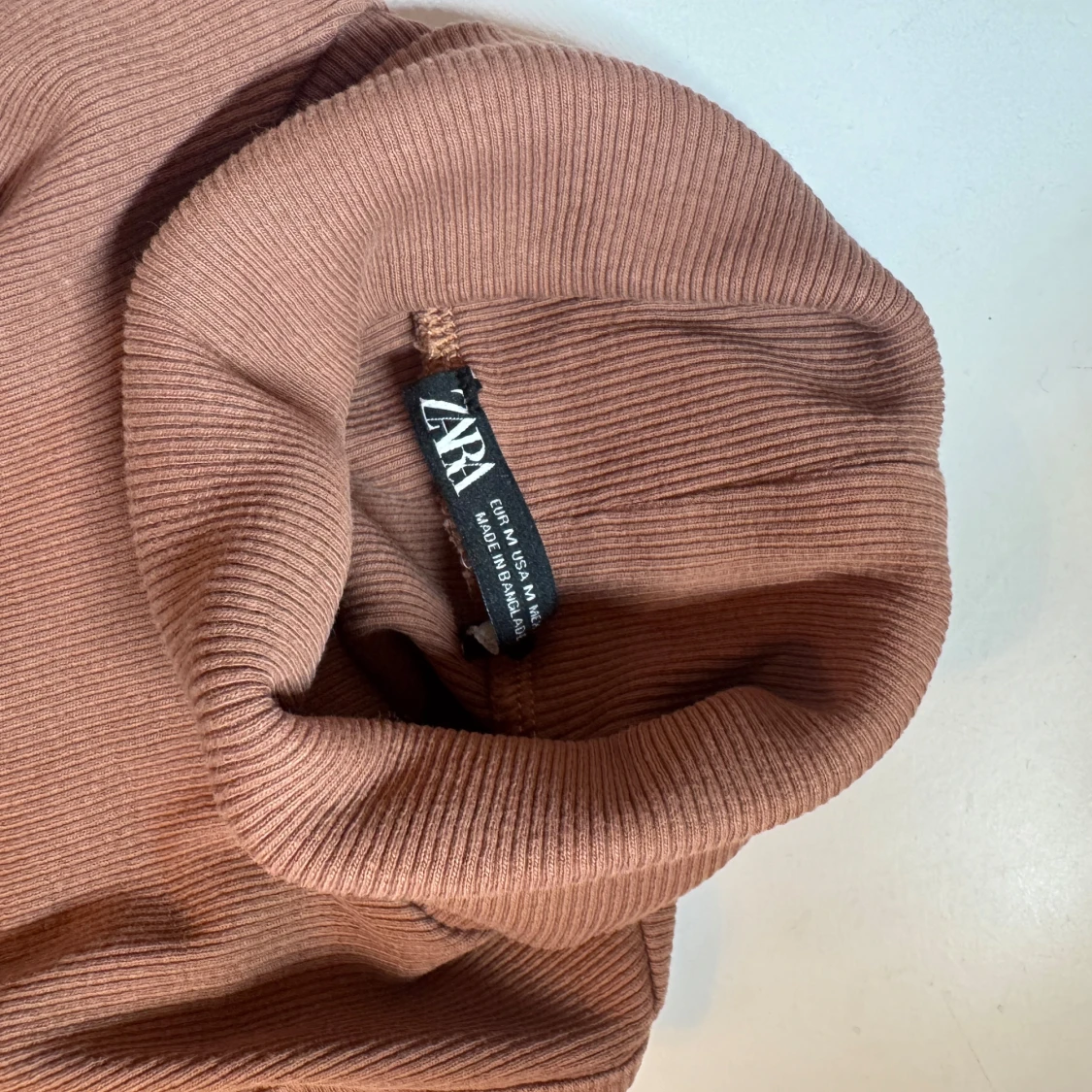 Brun ribbad polotopp från Zara - 1