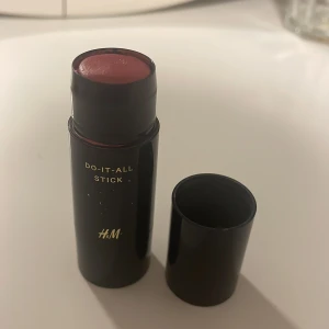 H&M Do-It-All Stick Berry Pink - Multistick från H&M i färgen Berry Pink, perfekt för både läppar och kinder. Krämig formula i en smidig svart hylsa med skruvlock. Ger en bärigt rosa ton som är lätt att blenda ut för ett fräscht och naturligt resultat.