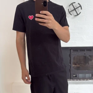 Svart t-shirt international anthem - Svart t-shirt från international anthem, bra skick. Är 178cm för jämnförelse.