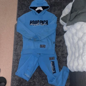 Hoodrich Tracksuit - Säljer detta set då jag inte använder det längre. Köpt på JD Sports i London 2023. Lossnar en detalj på snören (se sista bilden).  Storlek: XS men passar även S. Vid funderingar hör av er Mvh🤗