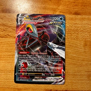 Inteleon VMAX - Coolt Pokémonkort med Inteleon VMAX.  bra skick.