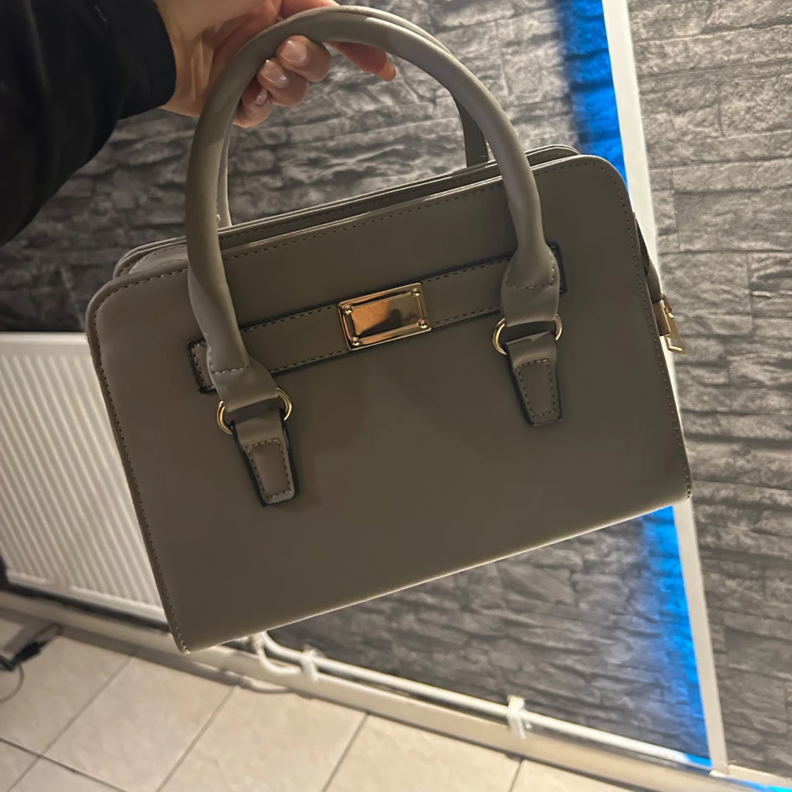 Grå handväska med gulddetaljer