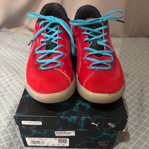 Puma All-Pro Nitro Scoot - Puma All-Pro Nitro Scoot basket skor, i rött med ljusblå snörning och svarta detaljer. Skorna har rutigt mönster baktill, vit sula och Puma-logga på hälen. Skriv för fler frågor eller bilder i chatten tack!