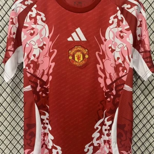 Manchester United Adidas fotbollströja - Finns all storlekar! Snygg Manchester United fotbollströja från Adidas i rött med coola vita och rosa grafiska mönster på axlar och sidor. Tröjan har klubbmärket på bröstet och klassiska Adidas-loggan. Tillverkad i lätt och ventilerande material, perfekt för match eller träning. Pris kan diskuteras !
