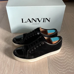 Lanvin skor - Säljer just nu mina fräscha svarta lanvin cap toe.  Skick 8/10 Box samt extra snören tillkommer vid köp. Pris är inte hugget i sten och smidigt köp kan bli billigare.
