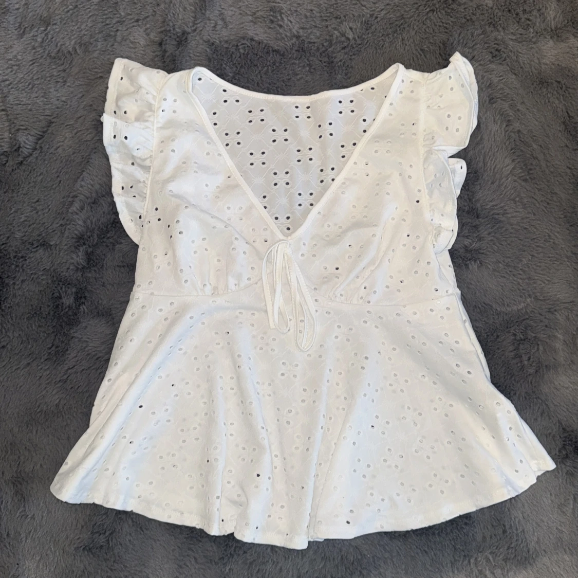 Vit blus med volangärmar och knyt