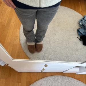 Grå bootcut jeans från Gina - Säljer ett par grå jeans från Gina i storlek 158/ Xs.Jeansen är bootcut. Säljer för att de inte kommer till användning.
