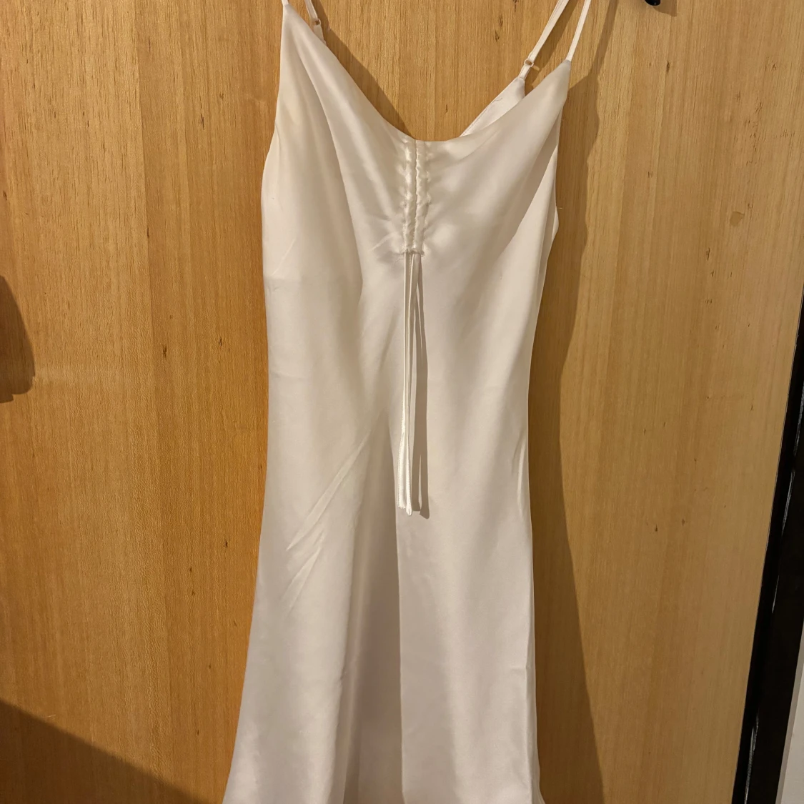 Vit långklänning i satin från Bikbok