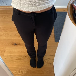 Kostymbyxor - Sköna och snygga kostymbyxor från Only, välanvända men ändå o bra skick! Midjemått-33cm Innebenslängd-79cm