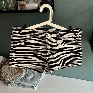 Zebra shorts - Snygga zebramönstrade shorts i svart och vitt. Modellen är lågmidjad. Min moster på sista bilden för jag får ej på mig dem!💓 