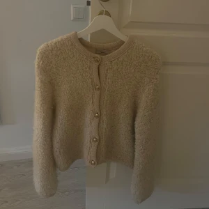Mysig  kofta från Gina Tricot - Supermysig beige kofta från Gina Tricot med snygga guldiga knappar framtill. Stickat i ett varmt, gosigt material så koftan passar perfekt framåt hösten💓Man får även med en guldknapp om en knapp mot förmodan skulle lossna!