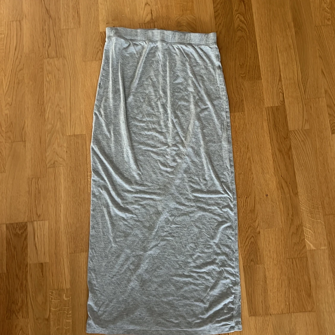 Ljusgrå långkjol i bomull